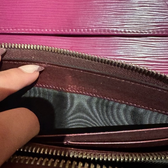 Gucci Embossed purple metallic wallet and pink Épi Louis Vuitton set - Picture 4 of 7